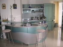 Кухня, изработена от МДФ с полиуретанова боя перла металик в два цвята, плотът е термо и водоустойчив.